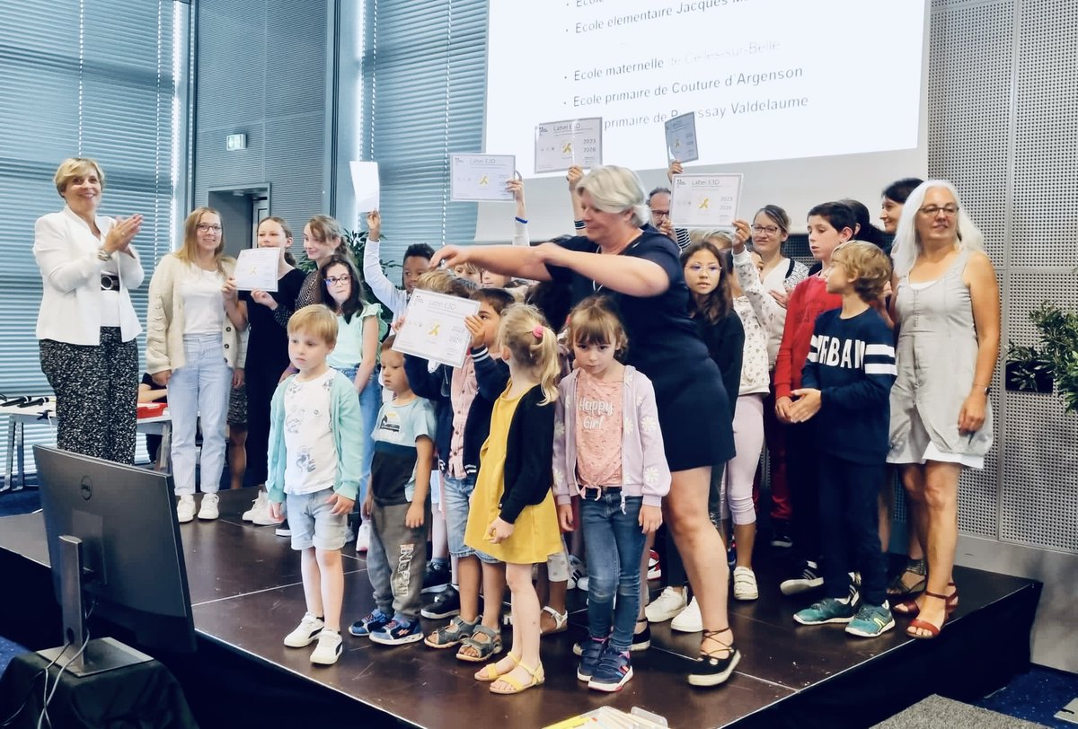 🌿Remise des labels E3D et prix Eco-délégués 🥇🥈🥉aujourd'hui par <a href="/v_guggiari/">Guggiari Véronique</a> à #espaceAlizée <a href="/MAIF/">MAIF</a> #Niort 🍃
👏à tous les élèves et à toutes les équipes engagées !
👉palmarès académique éco-délégués ww2.ac-poitiers.fr/mission-edd/sp…
<a href="/acpoitiers/">Académie de Poitiers</a> 
#EDD #ODD #Citoyenneté