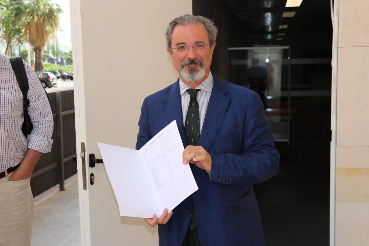 📸 Hoy, con <a href="/FloresJuberias/">Carlos Flores Juberías</a> en la Junta Provincial presentando la candidatura de VOX al Congreso de los Diputados y al Senado por Valencia.

Seguiremos luchando por recuperar la libertad lingüística y educativa, la seguridad y la prosperidad de los valencianos en las Cortes