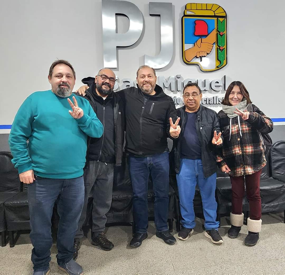 juanjo_castro's tweet photo. DOCENTES PERONISTAS

Mantuve un encuentro con los compañeros del espacio docentes peronistas, #FabianVieytes, #FidelLopez, #AngelGatica y #NoraBorrajo.
Transitar el camino de la política con cros como éstos hacen sentir que vamos bien en la construcción de un mejor San Miguel. https://t.co/ugbYeguvuj