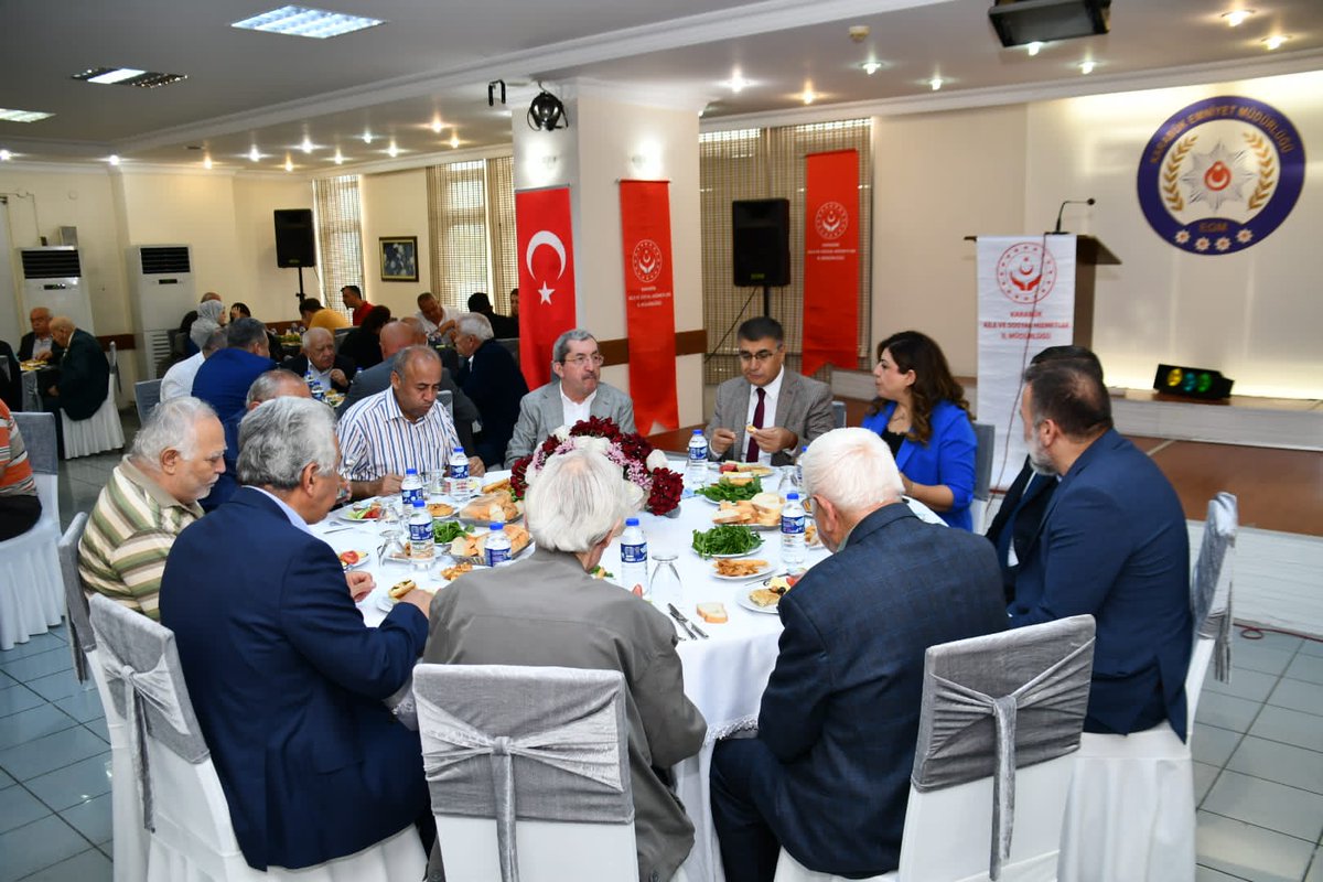 KarabukValiligi's tweet photo. 📌Vali Fuat Gürel ve eşi Özlem Aras Gürel, Şehit Babalarımız , Gazilerimiz, Huzurevi sakinlerimiz, Asırlık Çınarlarımız, koruyucu babalarımız, deprem bölgesinden ilimize gelen Babalar ile bir araya geldi.
#BabalarGünü #FuatGurel #ÖzlemArasGürel #TCKarabükValiliği https://t.co/1tUYGLssH7