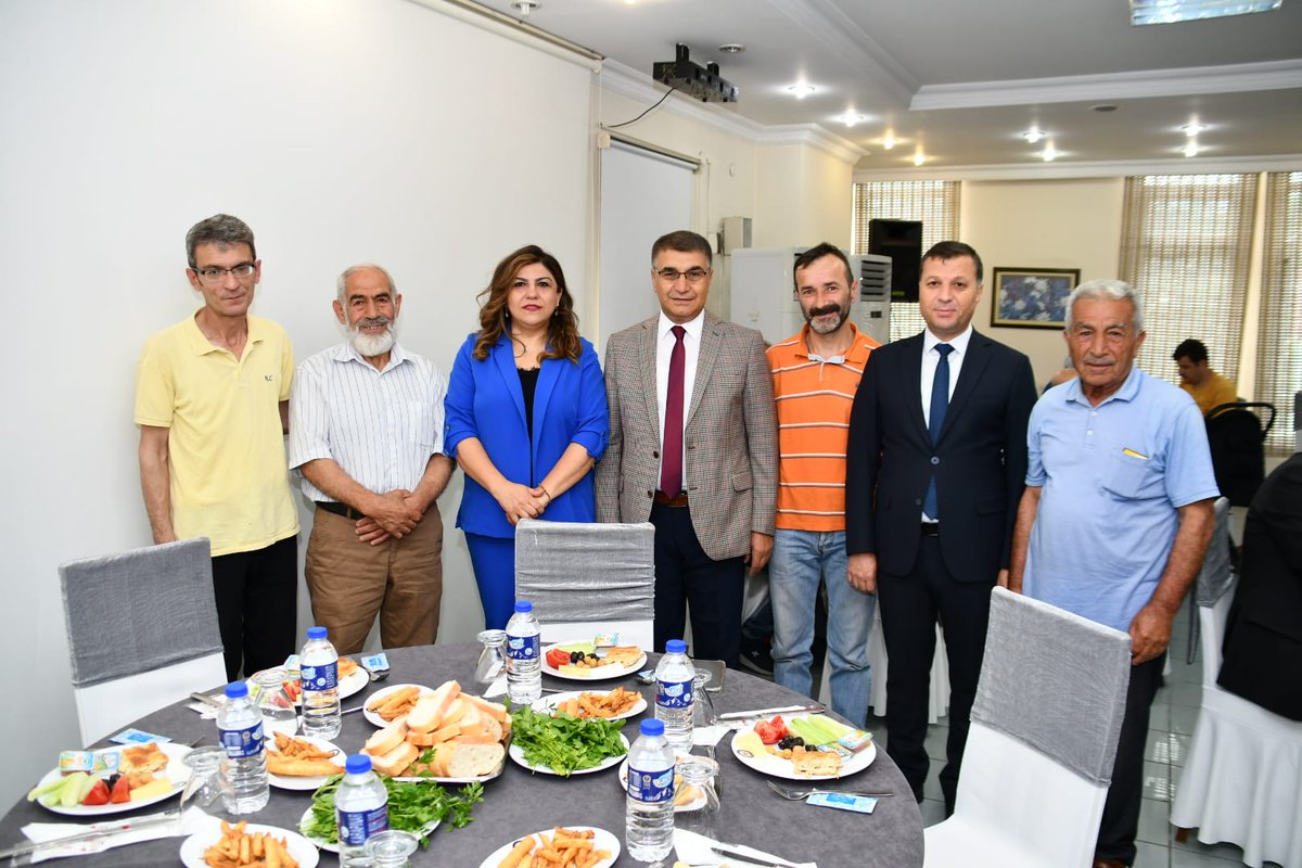 KarabukValiligi's tweet photo. 📌Vali Fuat Gürel ve eşi Özlem Aras Gürel, Şehit Babalarımız , Gazilerimiz, Huzurevi sakinlerimiz, Asırlık Çınarlarımız, koruyucu babalarımız, deprem bölgesinden ilimize gelen Babalar ile bir araya geldi.
#BabalarGünü #FuatGurel #ÖzlemArasGürel #TCKarabükValiliği https://t.co/1tUYGLssH7