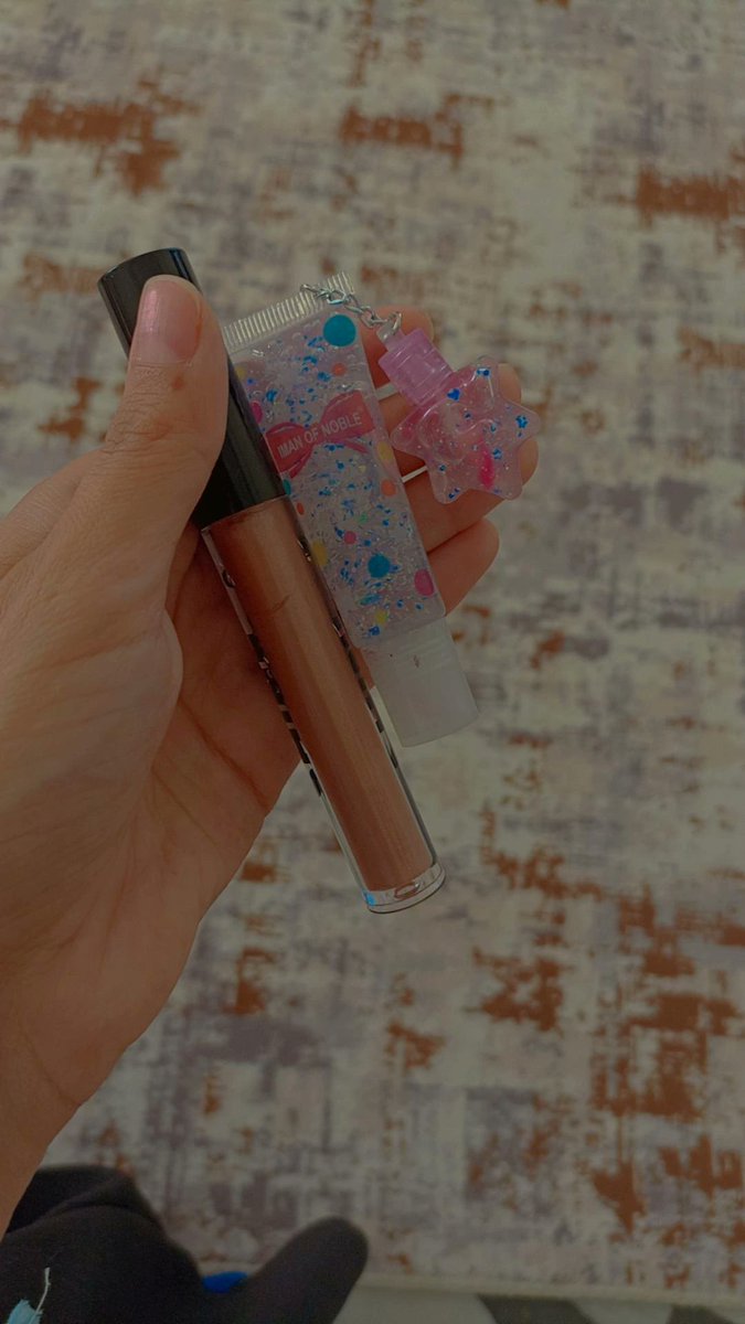 Lipgloss sürmeyi ve her şeye rağmen gülmeyi ve bazı insanlarla aranıza I'dont muhatap koymayı 🖐️ unutmayın teşekkürler 🕶️