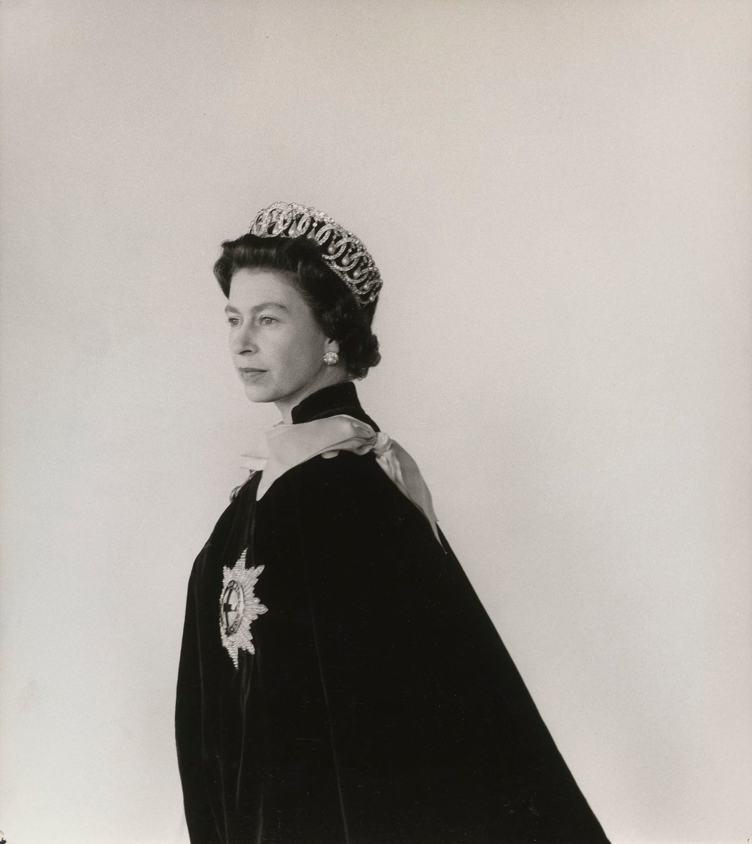 Also from the @RCT and one of my favs:
HM Queen Elizabeth II in Garter robes ✨

📸 by Cecil Beaton in 1968