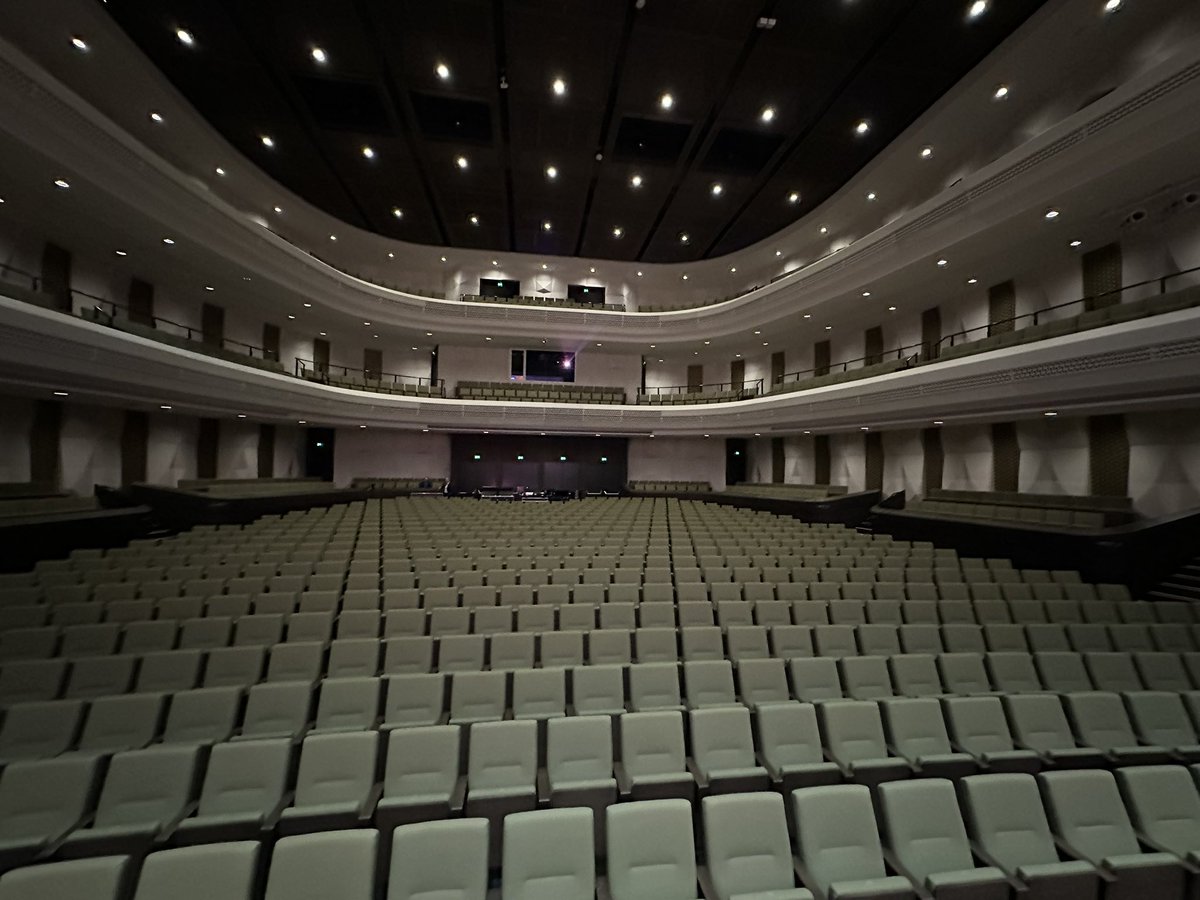 Laatste momenten van stilte. Nog 20 minuten en dan beginnen we. Spot on, gelijke kansen voor iedereen. @AWVN <a href="/NormaalsteZaak/">De Normaalste Zaak</a>