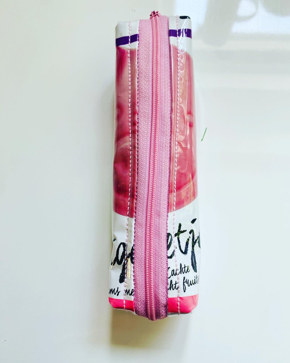 JonnaHofman's tweet image. Wist je dat ik ook etuis, tassen en sleutelhangers op verzoek kan maken?
Wist je dat er ook producten van Mad Material Gifts te koop zijn in de Ruilfabriek in Nieuwegein?

#custimized #chocolate #chocolatemakers #katja #biggetjes #ruilfabriek #conceptstore #nieuwegein #cityplaza