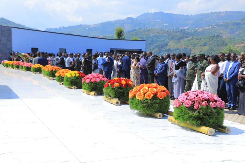 NycRutsiro's tweet photo. Igikorwa cyo #Kwibuka29 #Jenoside yakorewe Abatutsi mu 1994 ku rwibutso rwa Nyamagumba cyashojwe hashyingurwa mu cyubahiro imibiri 1438. Minisitiri wa @Unity_rwanda Dr Bizimana ari kumwe n'abayobozi banyuranye bacanye urumuri rw'icyizere banashyira indabo ku rwibutso. https://t.co/O9Ots3d0YX