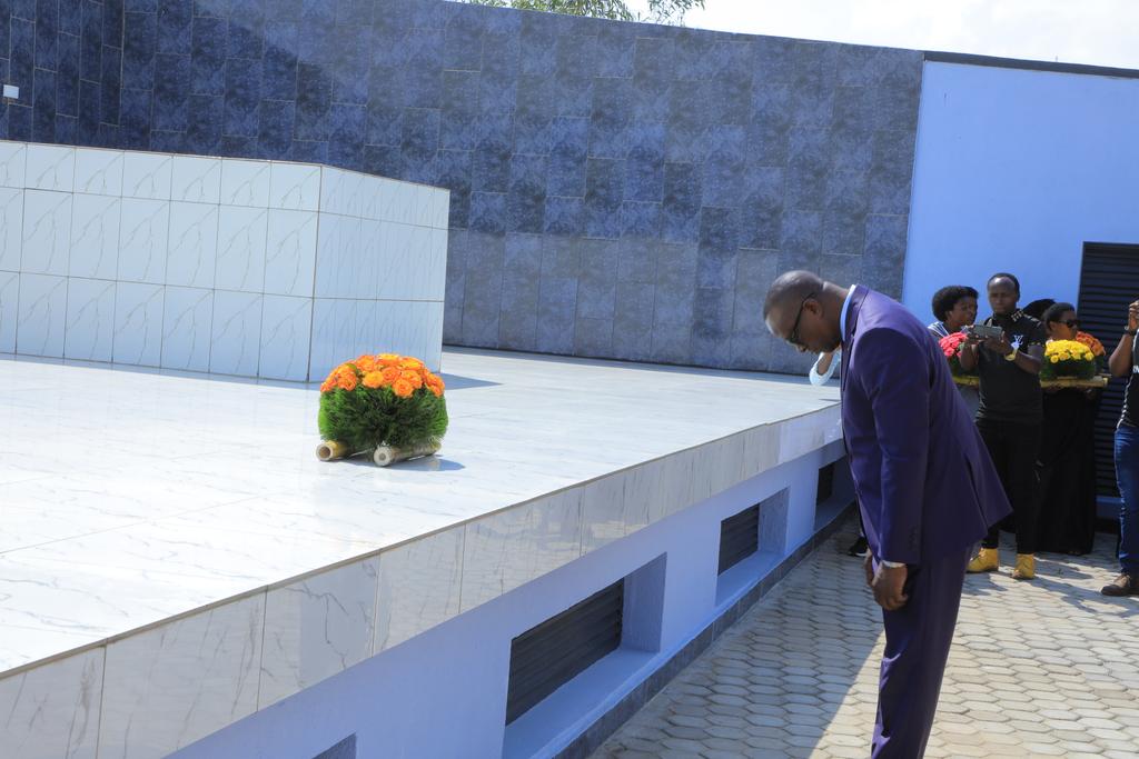 NycRutsiro's tweet photo. Igikorwa cyo #Kwibuka29 #Jenoside yakorewe Abatutsi mu 1994 ku rwibutso rwa Nyamagumba cyashojwe hashyingurwa mu cyubahiro imibiri 1438. Minisitiri wa @Unity_rwanda Dr Bizimana ari kumwe n'abayobozi banyuranye bacanye urumuri rw'icyizere banashyira indabo ku rwibutso. https://t.co/O9Ots3d0YX