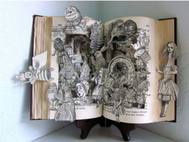 I libri aprono
la mente e 
nutrono l'anima.

#FotoConLibri a #CasaLettori 

Susan Hoerth
Scultura tridimensionale intagliata 
'Alice nel paese delle meraviglie'