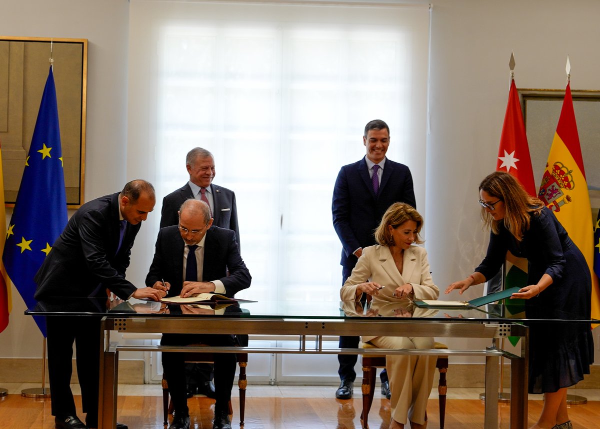 His Majesty King Abdullah II and President of the Government of #Spain Pedro Sánchez witness the signing of an agreement and a memorandum of understanding between the two countries in the fields of transport and judicial cooperation
#Jordan