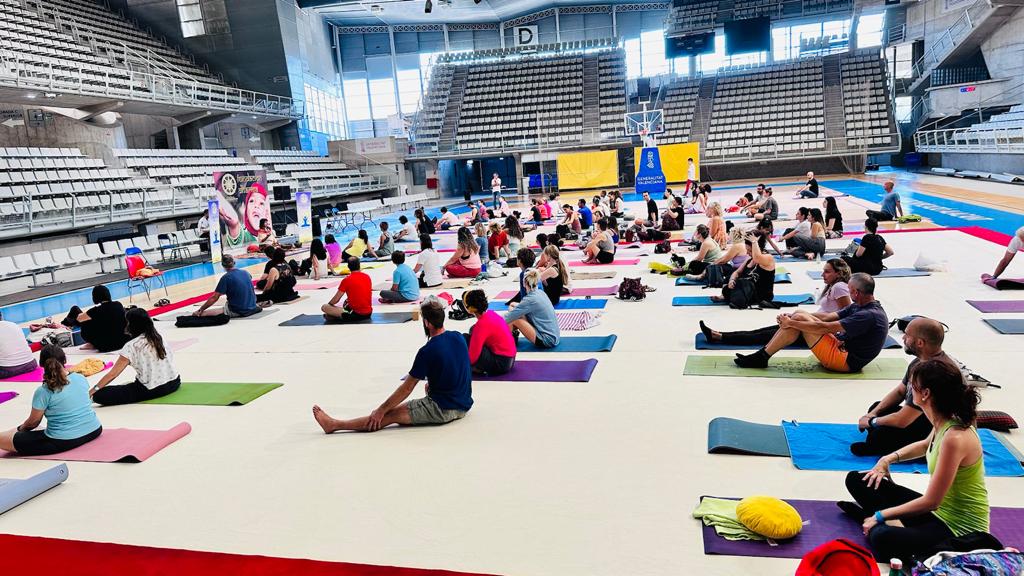 IndiainSpain's tweet photo. La embajada participó en la 10° edición del Festival de Yoga organizado por @Fundharma con motivo del 9° Día Internacional del Yoga.  Cientos de entusiastas del Yoga se unieron a las celebraciones.

#IDY2023 
#YogaforVasudhaivaKutumbakam https://t.co/8S7DPKtYZw