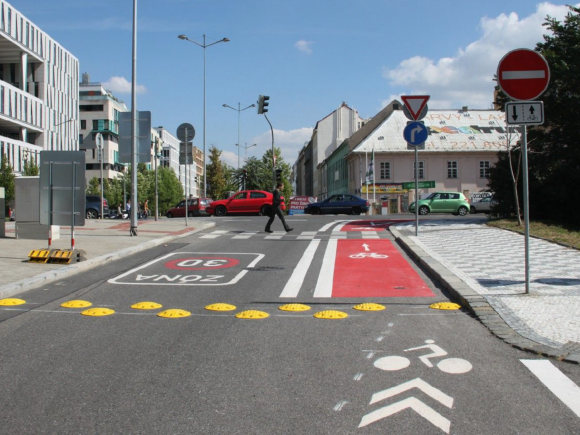 Minimálně na této sociální síti, se debata o rychlosti ve městě změnila v "kulturní válku", kterou rozdmýchávají i placené PR účty a jejich příznivci.
Zkusme se na celou problematiku podívat střízlivěji, představením funkčních opatření pro zklidnění dopravy.
Heslo: Stačí chtít!🧵