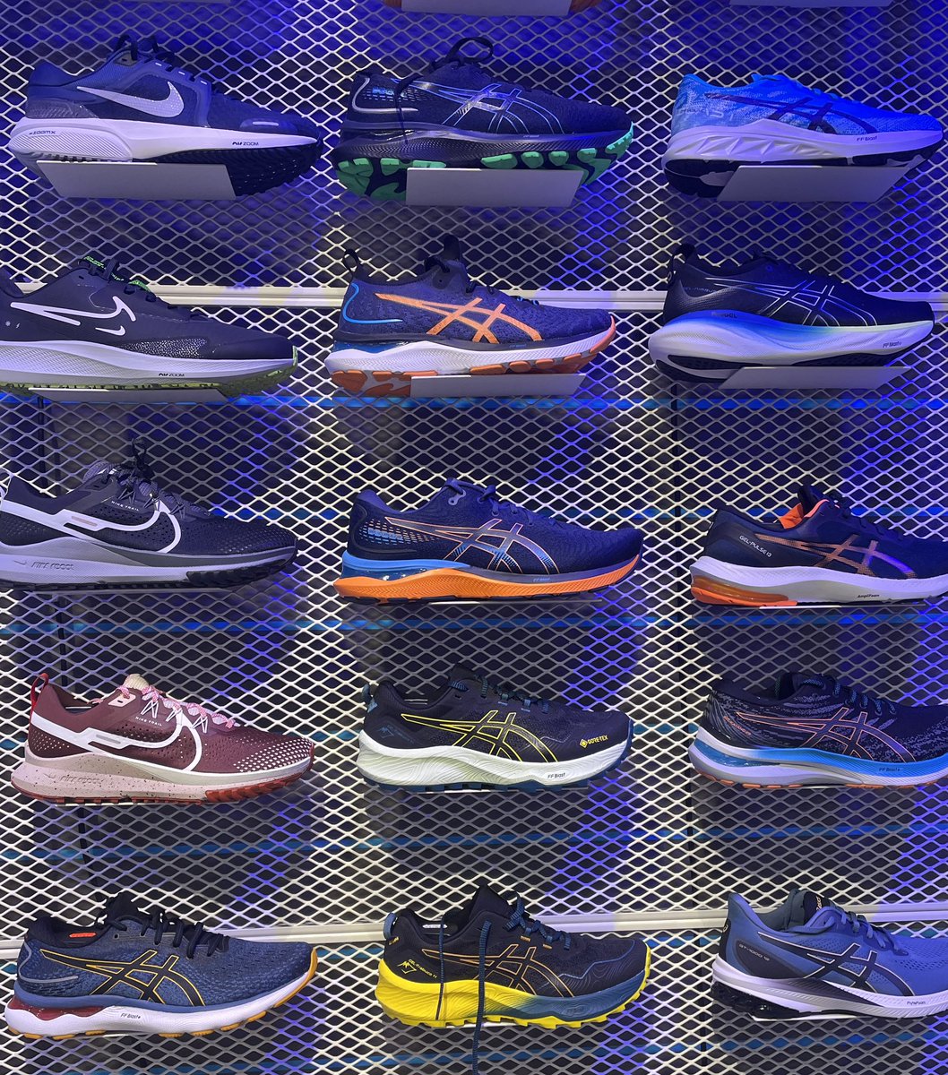 Snax42's tweet photo. This fucking hot view makes my jeans bulge bigger and harder. I would love to enjoy all. #asicsview Which one would u like to enjoy? https://t.co/U7OQlwCZE8