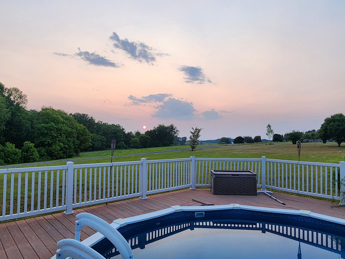 TheJonesRanch's tweet photo. Crabs, beer and sunsets on a gorgeous summer evening. What more could you ask for? https://t.co/zveBK6Vd8v