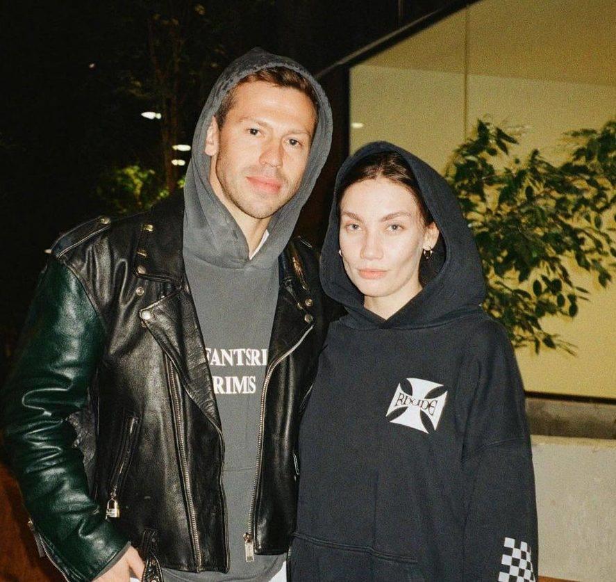 PeopleTalkru's tweet photo. «Федор умеет фотографировать»: новые снимки Карины Истоминой с футболистом из Рима: https://t.co/nuQgC8EKNN https://t.co/7fJyrH8c50