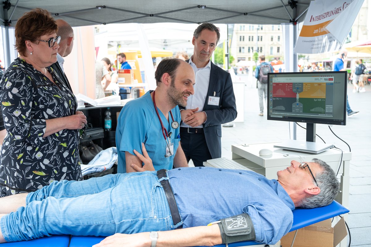 unimedizinhalle's tweet photo. Noch bis 18 Uhr: Aktionstag auf dem Marktplatz in Halle zum Thema #Herzgesundheit.
Gemeinsam mit @GrimmBenne @Soziales_ST und Egbert Geier @stadt_halle hat @SeddingUni @unimedhal die 4. Herzwoche @sachsenanhalt eröffnet.
#Herzenssache @Herzstiftung https://t.co/JXVsBNf6zs