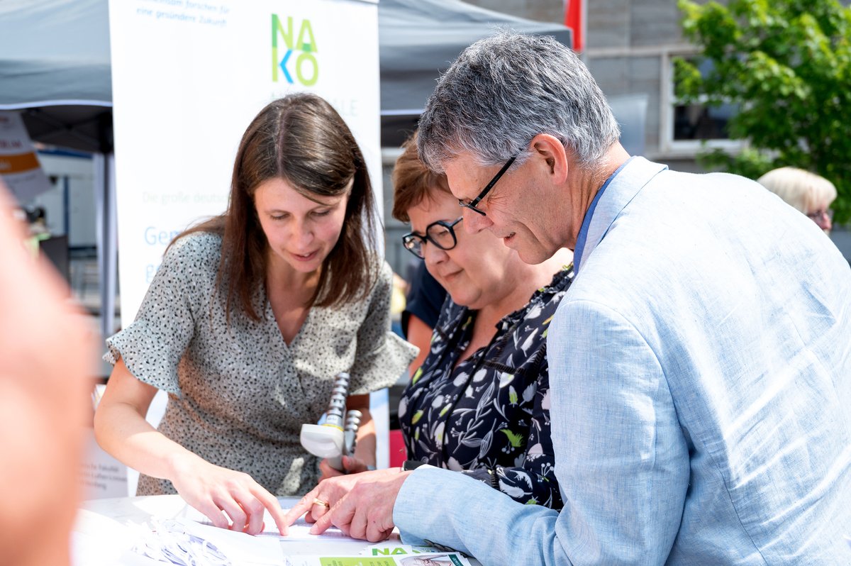 Universitätsmedizin Halle (@unimedizinhalle) on Twitter photo Noch bis 18 Uhr: Aktionstag auf dem Marktplatz in Halle zum Thema #Herzgesundheit.
Gemeinsam mit @GrimmBenne <a href="/Soziales_ST/">Sozialministerium Sachsen-Anhalt</a> und Egbert Geier <a href="/stadt_halle/">Stadt Halle (Saale)</a> hat <a href="/SeddingUni/">Univ.-Prof. Dr. med. Daniel G. Sedding</a> <a href="/unimedhal/">unimedhal</a> die 4. Herzwoche <a href="/sachsenanhalt/">Sachsen-Anhalt</a> eröffnet.
#Herzenssache <a href="/Herzstiftung/">Deutsche Herzstiftung</a> Noch bis 18 Uhr: Aktionstag auf dem Marktplatz in Halle zum Thema #Herzgesundheit.
Gemeinsam mit @GrimmBenne <a href="/Soziales_ST/">Sozialministerium Sachsen-Anhalt</a> und Egbert Geier <a href="/stadt_halle/">Stadt Halle (Saale)</a> hat <a href="/SeddingUni/">Univ.-Prof. Dr. med. Daniel G. Sedding</a> <a href="/unimedhal/">unimedhal</a> die 4. Herzwoche <a href="/sachsenanhalt/">Sachsen-Anhalt</a> eröffnet.
#Herzenssache <a href="/Herzstiftung/">Deutsche Herzstiftung</a>