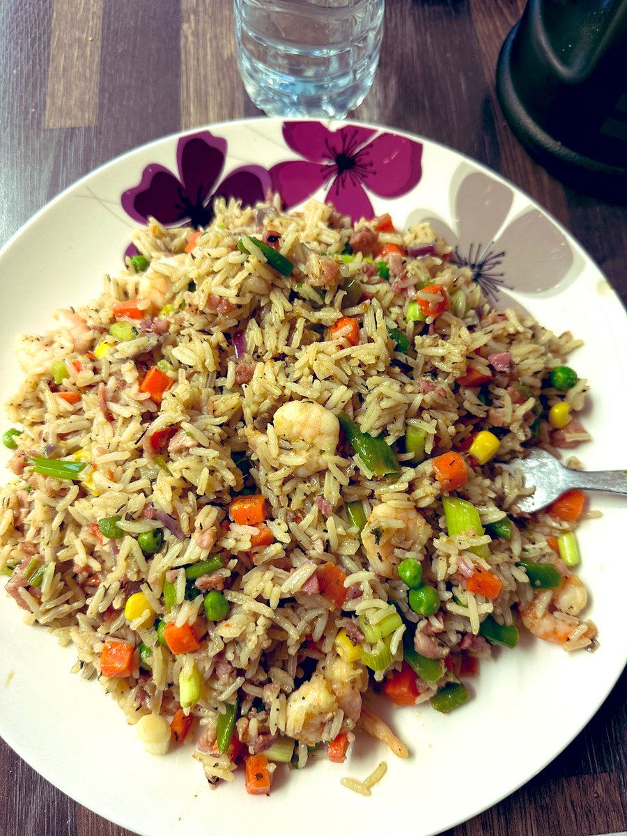 #SUNDAYSPECIAL #Burn3500Caloriesdaily #gymlife #healthylifestyle 

Cooked Fried Rice for my Mum 👩🏿 yesterday & she didn’t want any meat or fish to go with it just mini prawns. Trust my fried rice taste bloody good & I ain’t even joking.