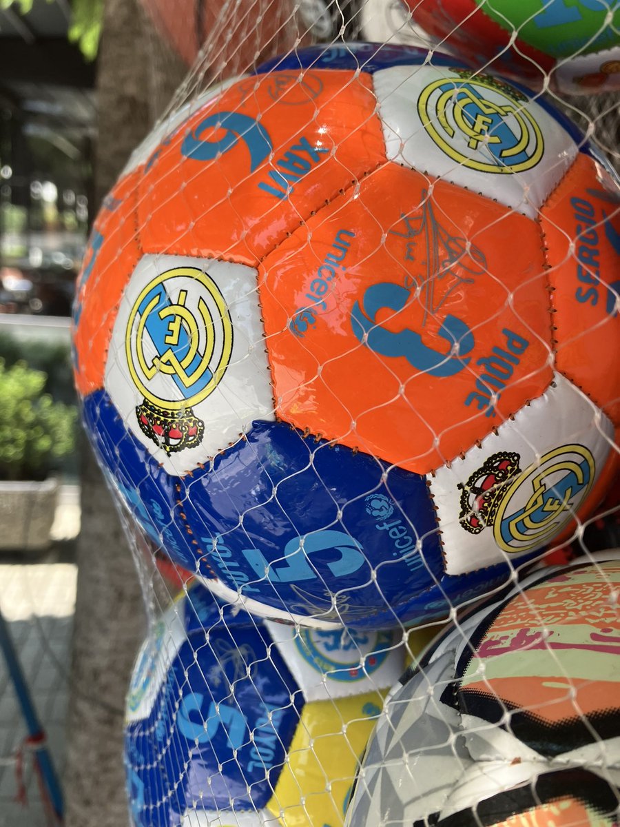 Wenn ich das nächste Mal einen Fehler mache, wird mir dieser Ball die Gewissheit geben, dass andere schon deutlich schlimmer daneben gelangt haben als ich.