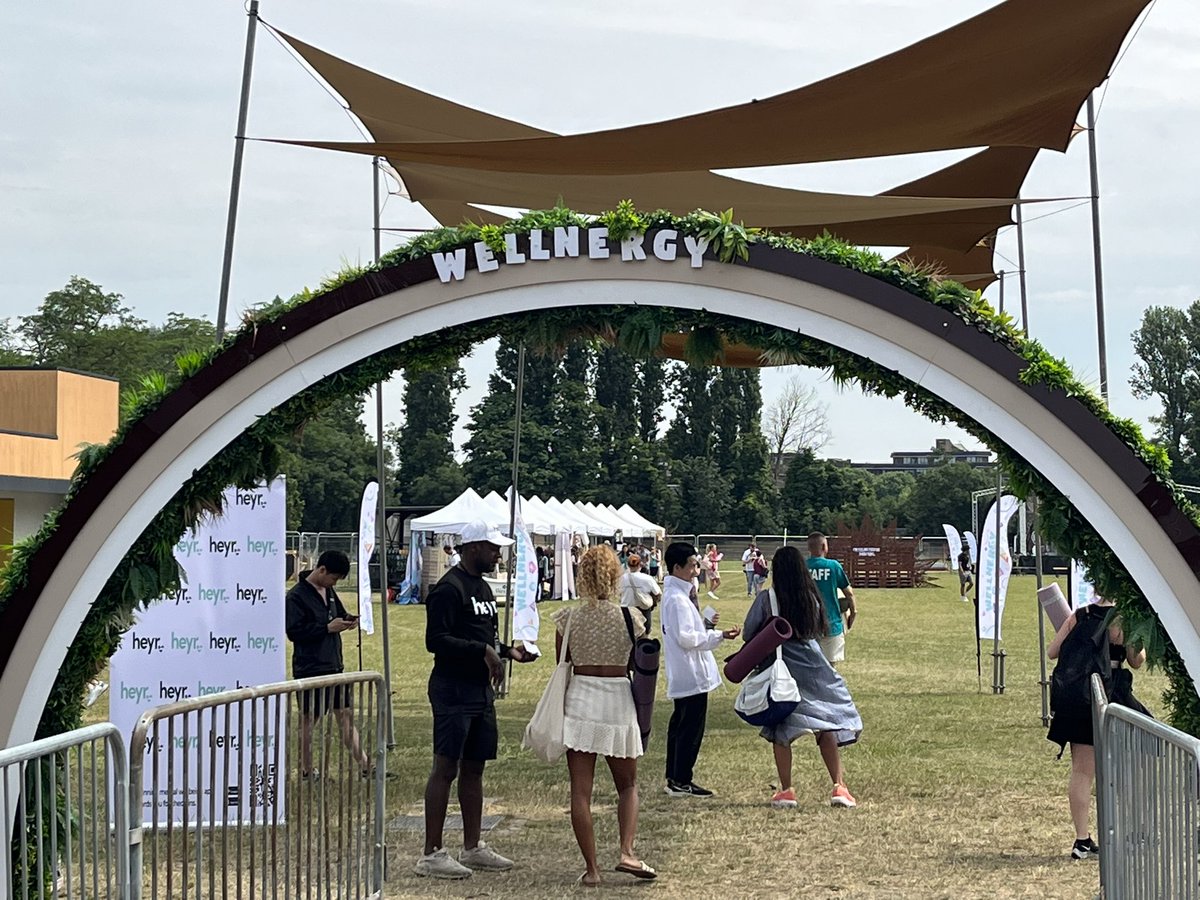 Live Shop Local tweet media