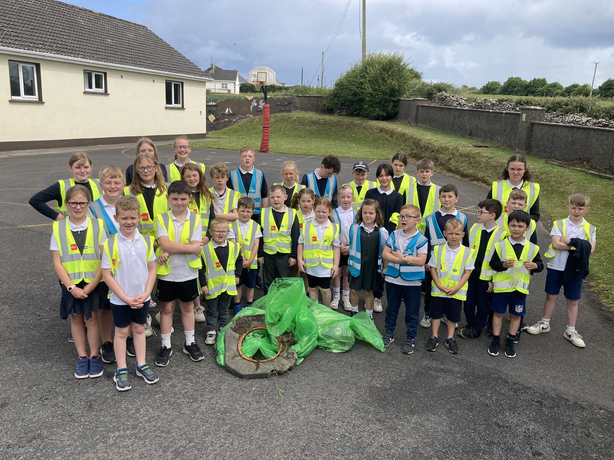 lacken_ns's tweet photo. Getting #ASW underway here with a litter pick up walk. 👏 Well done all 🚮🗑️☀️@ActiveFlag @GreenSchoolsIre https://t.co/TnnTglcp2d