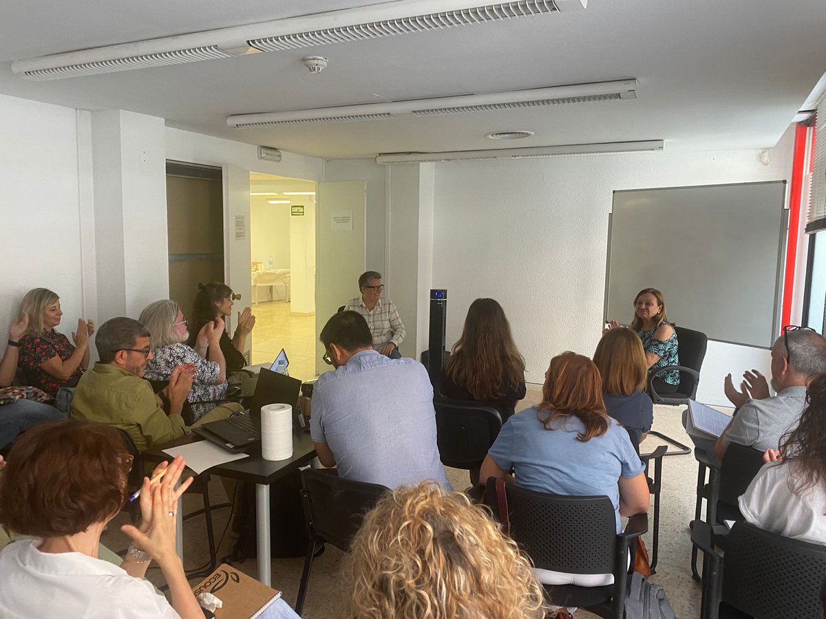 FundGentis's tweet photo. 📸 Trobada per tractar aspectes claus de la nostra entitat. Agraïments especials a @AriadnaRectoret per explicar la #formaciócontinua i la #orientacioprofessional del Consorci @fpo_continua i al Jordi Rieradevalls per la seva tasca amb del projecte Borsa d'Habitatge Social. https://t.co/u9P62vdIb8