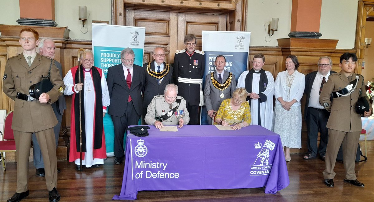 Start of #ArmedForcesWeek Flag raising ceremony, singing by @RiversideHfd and signing of the #ArmedForcesCovenant by the mayor @HfdCityCouncil