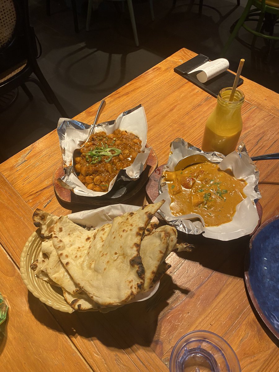 Indian food w my lovely friends… butter naan, paneer, and chickpeas. So delicious!