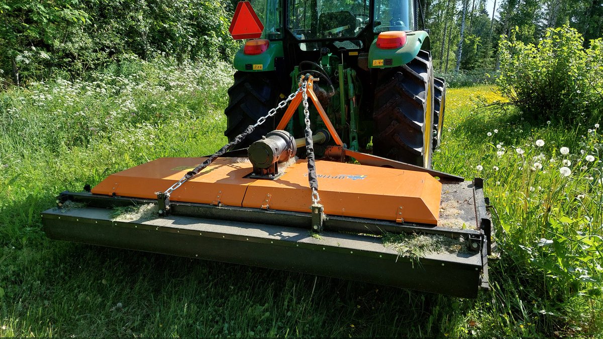 Marjanviljely - Kalusto

Kun marjanviljely on erilaisempaa viljelyä, niin asia vaatii erilaisempia työvälineitä. Ei sentään mitään rakettitiedettä vaativia juttuja vaan ihan "hyllystä" löytyvää konetta paria laitetta lukuun ottamatta. Viljelijän ei tarvitse olla erilainen. ☝️1/X
