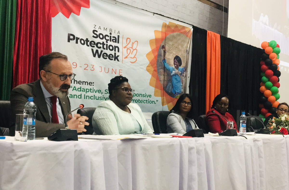 #SocialProtection reduces poverty in #Zambia 🇿🇲

The panel is in agreement! More women in business 👭🏾💰food on the table 🥬🌽🥑access to education for girls 📚are all effects of Social Protection! #zspw2023

#SweZam collaboration 🇸🇪🇿🇲