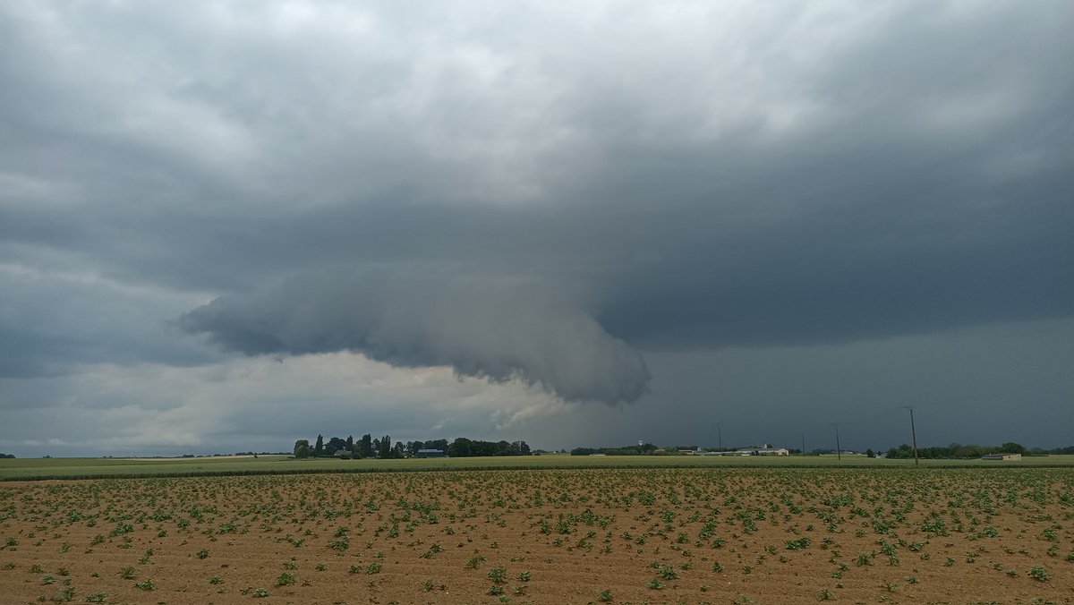 milcdromeda's tweet photo. Photo de la supercellule qui a transité non loin de Rouen hier après-midi #orages https://t.co/zxM7gGgdXx