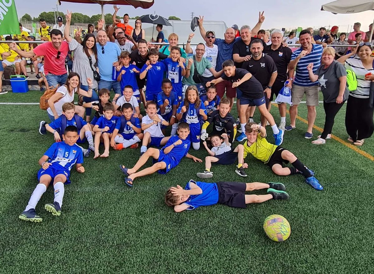 UEFigueres's tweet photo. BASE | Gran paper del Benjamí A i del Benjamí B al @micfootball7 a Salou. Al Benjamí A només l'ha pogut aturar el València a quarts de final, mentre que el Benjamí B també ha superat la fase de grups però ha caigut amb l'Arsenal Minsk a vuitens. Felicitats a tots!

#ForçaUnió https://t.co/zmVw6AaUKK