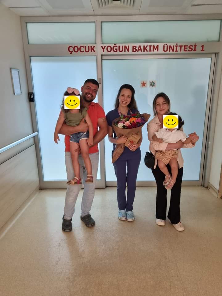 AYDINKDCH's tweet photo. Didim'de denizde oynarken boğulma tehlikesi atlatan 3 yaşındaki Elisa, orada ailesiyle bulunan hastanemiz  Hemşiresi Buse KILINÇ, temel yaşam desteği uygulayarak minik Elisa' nın hayata tutunmasını sağladı. Ailesi, kahramanları Buse Hemşireye teşekkür ziyaretinde bulundu. https://t.co/yimkK9Fbe9