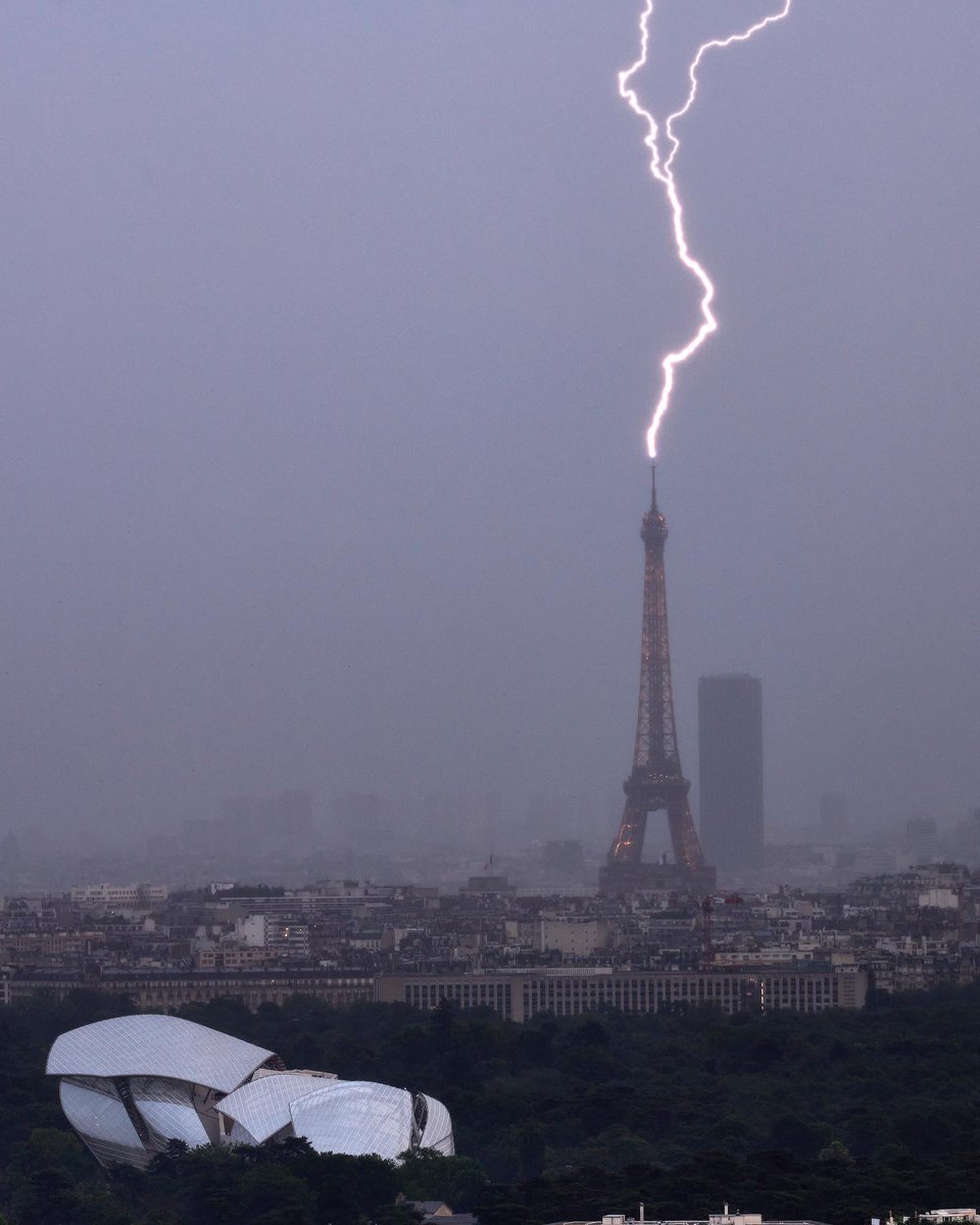 La tour Eiffel tweet media