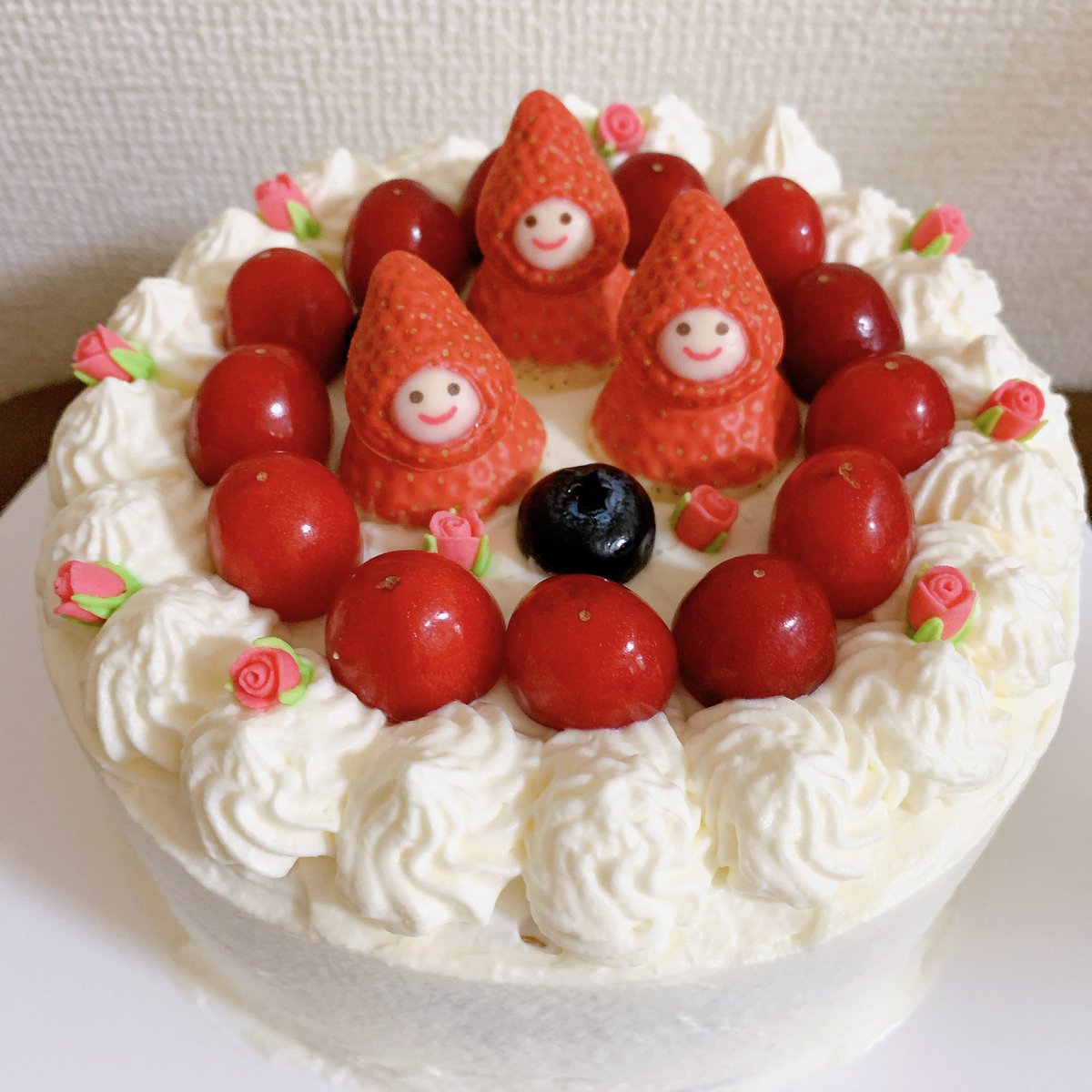 hotatepan_'s tweet photo. 旦那のお誕生日だったので手作りバースデーケーキ♪季節的にどこにも苺が売ってなくて、さくらんぼとブルーベリーのケーキになりました🍒🫐 https://t.co/qHkVMRx5oV