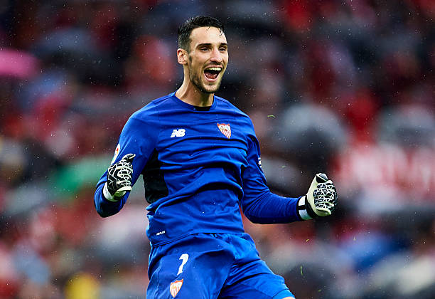 AngelPereez_16's tweet photo. SIIIIII. POR FIN. Sergio Rico ha SALIDO del coma y está consciente. 

La mejor noticia del día, mes, incluso año. Qué alegría más grande, por dios. Eres un auténtico luchador, Sergio.

Vía: @yaesmediodiatv https://t.co/qvNA5JxJZP
