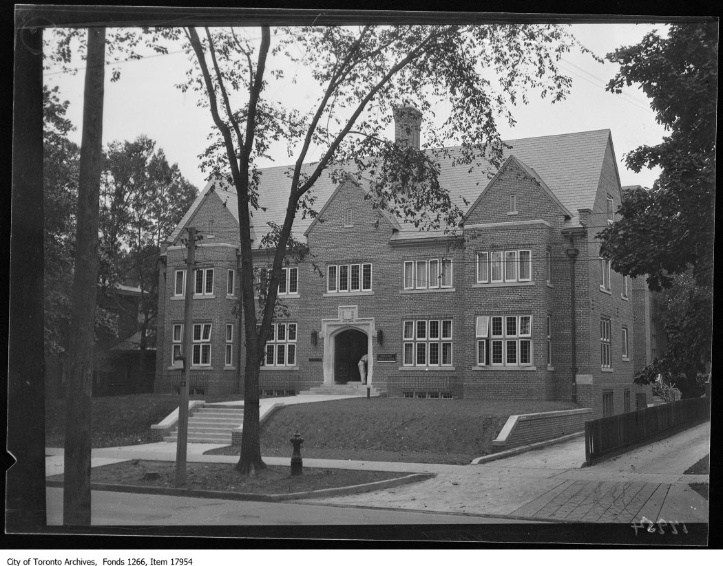 16 Spadina Road was built in 1928-9 as a Bible college. Since 1975, it has been the home of the Native Canadian Centre of Toronto. ow.ly/ih0V50OPMoO #IndigenousPeoplesMonth #TorontoHistory #TorontoArchives