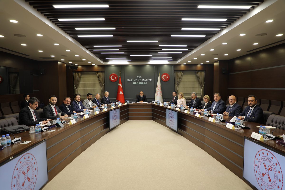 Günün devamında, Hazine ve Maliye Bakanımız Sn. Mehmet Şimşek’i makamında ziyaret ettik.

İş dünyamızın ekonomi yönetiminden beklentilerini ve gündemimizi konuştuk. Bakanımızın değerlendirmelerini aldık. 

Sayın Bakanımızın yeni görevi hayırlı olsun. 🇹🇷

<a href="/HMBakanligi/">T.C. Hazine ve Maliye Bakanlığı</a>
<a href="/memetsimsek/">Mehmet Simsek</a>