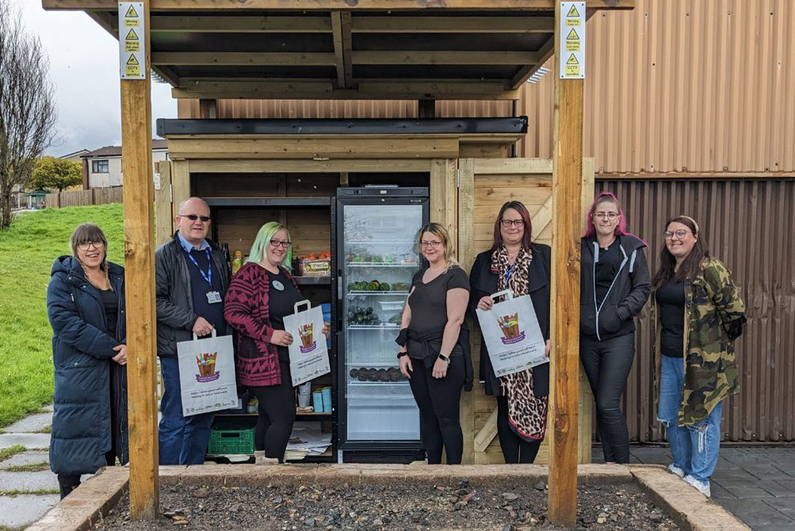 WelshCountry's tweet image. Caerphilly’s First Outdoor Community Fridge Officially Opens
welshcountry.co.uk/caerphillys-fi…
#communityfridge #communityfridges #communityfridgecaerphilly #communityfridgefriday #communityfridgefund #caerphilly #caerphillycommunityfridge