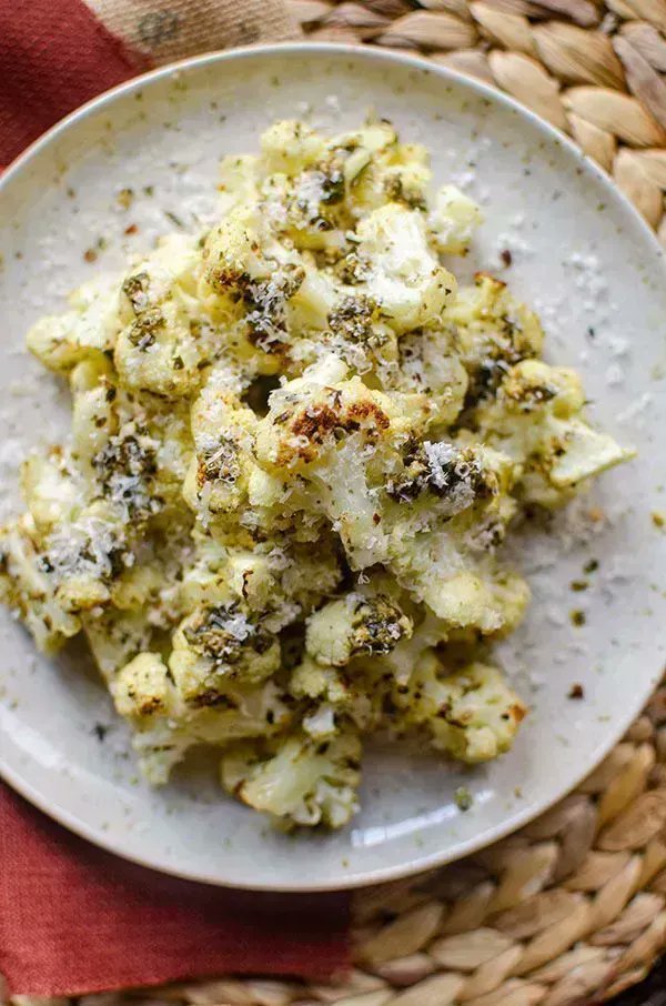 DELICIOUS recipe for you - roasted cauliflower with pesto and cheese! 💕 You’ll love the simplicity of this recipe - all you need is cauliflower, pesto, olive oil, chili flakes, Parmesan cheese and a little salt! RECIPE: buff.ly/3tVYYaU #veggies #cheese