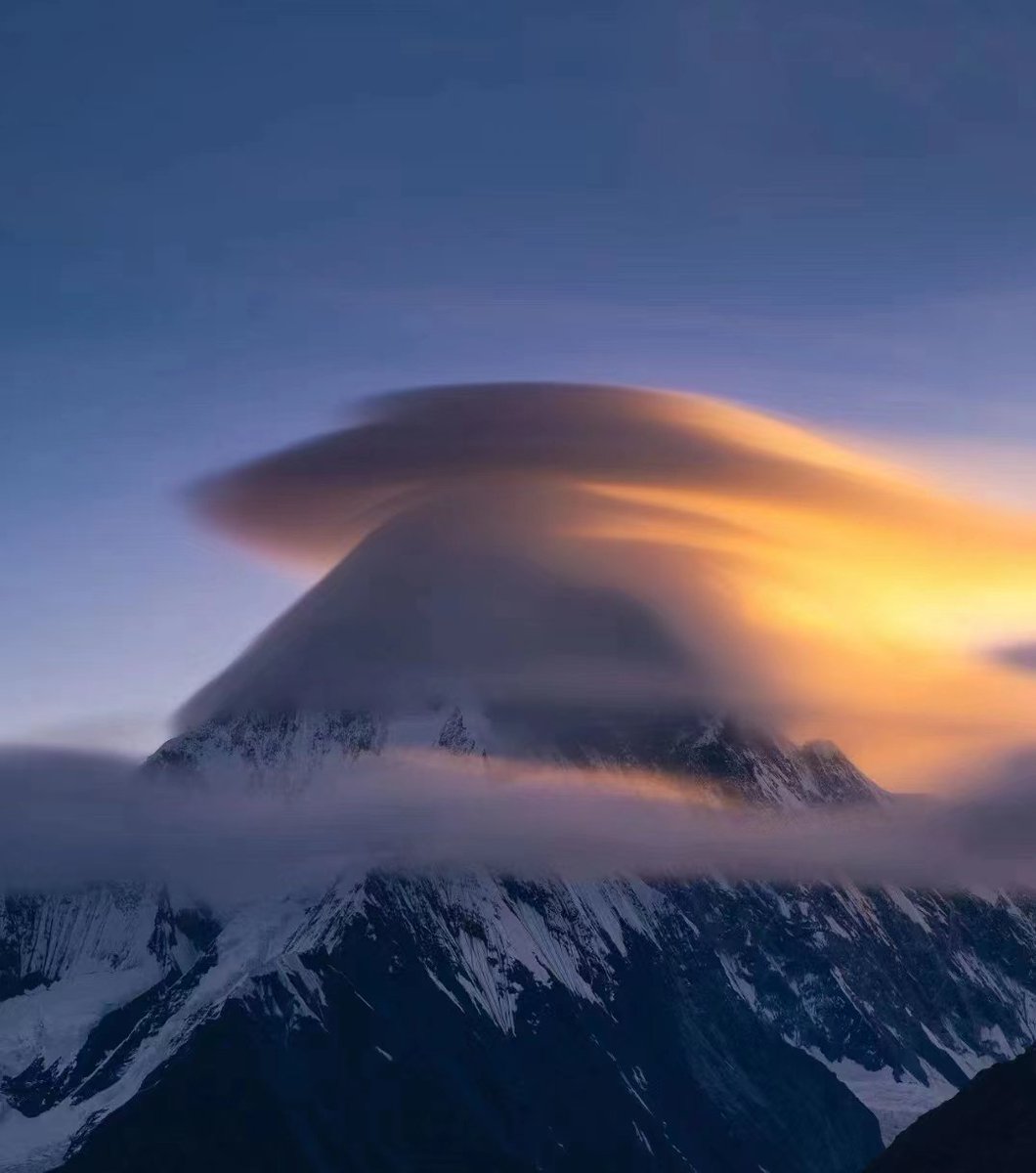 jxqwzx's tweet photo. #Cloudcollector #dailycloud “Hat tricks” of Mountains
We are familiar with mountains, hats and clouds. But what about the “Cap Cloud” when they are linked? In fact, after the form of “Cap Cloud”, it looks like a hat on the top of the mountain, sometimes a small melon cap. #photo https://t.co/R9mNe93yQc