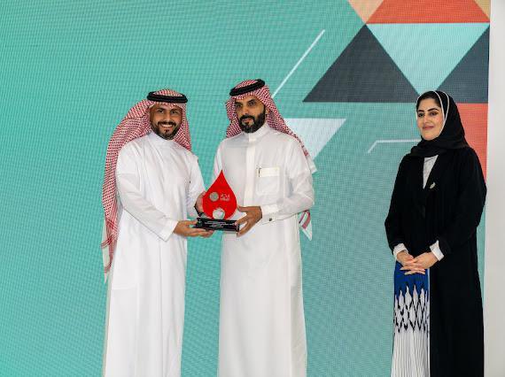 تحت رعاية معالي #وزير_الصحة
المهندس فهد الجلاجل وبحضورمعالي نائب الوزير المهندس عبدالعزيز الرميح تسلم عضو مجلس إدارة الجمعية ومدير إدارة المختبرات وبنوك الدم بصحة الشرقية الأستاذ عبدالله مطر العتيبي درع تكريما نظير جهود الجمعية في إقامة حملات التبرع بالدم ونشر ثقافة التبرع الطوعي