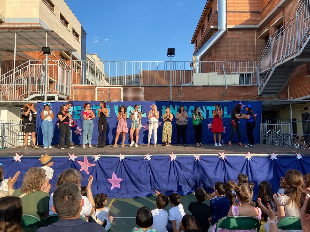 ¡Terminamos el festival de fin de curso de Infantil! Las profes y el equipo directivo subimos al escenario a despedirnos cerrando un curso más.😙
#colegiocanillejas #EducaciónDeCalidad #micolemola