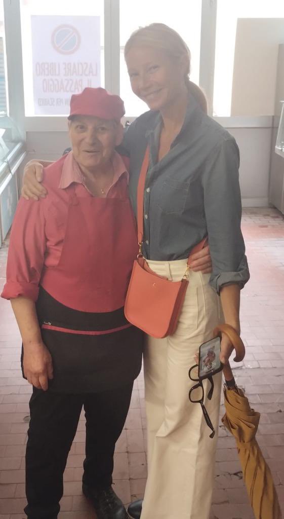 CittaCastello's tweet photo. Gwyneth Paltrow in città alla scoperta delle prelibatezze della tradizione e cucina locale. Non è la prima volta che la bellissima attrice  e imprenditrice statunitense fa tappa a #cittadicastello #cheonore https://t.co/T4clZCYYR9
