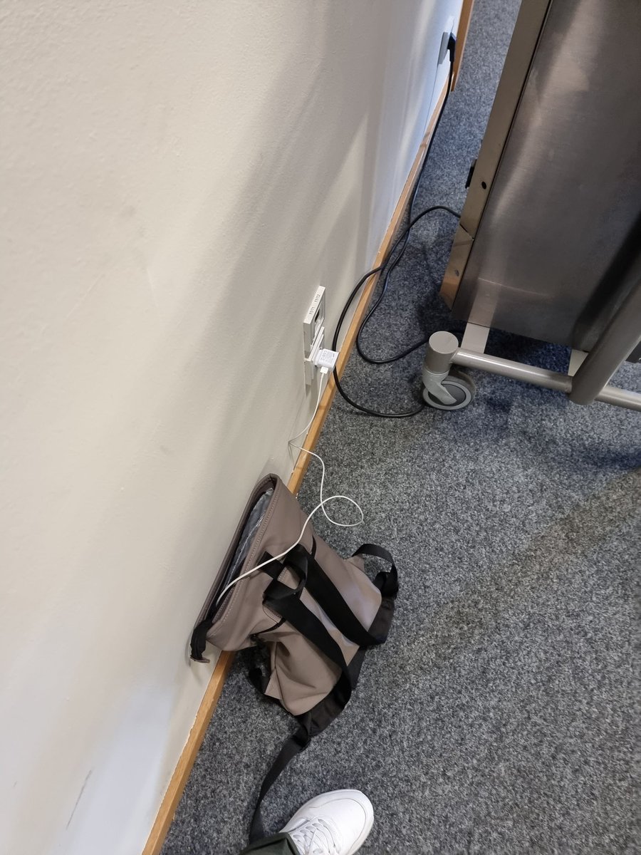 Wenn man auf dem #zukunftskongress2023 alleine in einer Ecke steht, dann nur weil man Strom braucht. Tolle Begegnungen und Austausche schon am ersten Tag in Berln.