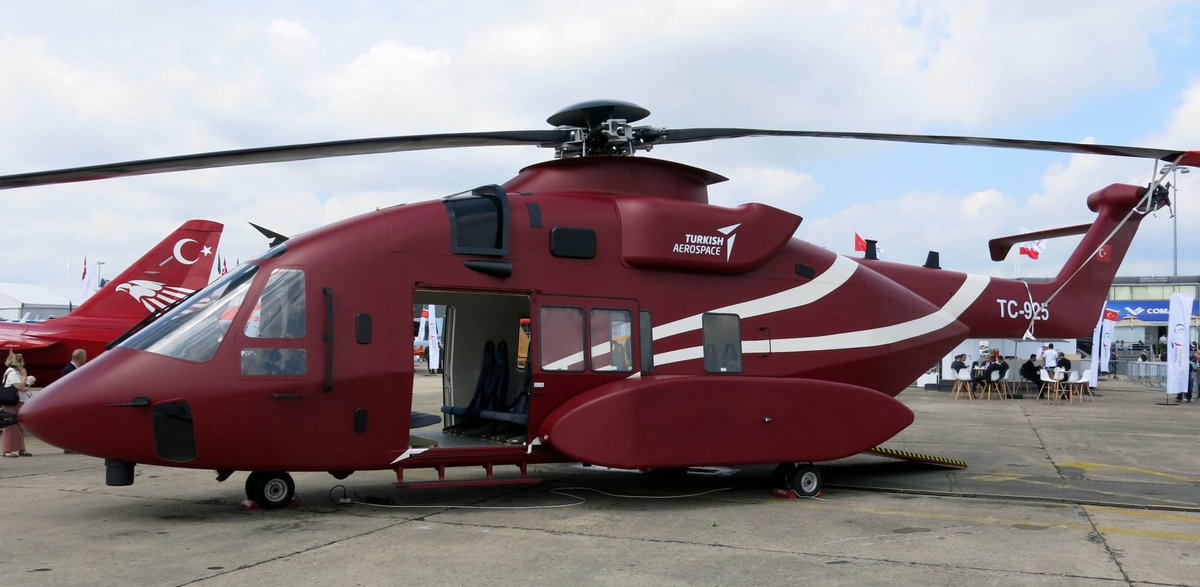 T-925 Deniz Kuvvetleri, askerini sahile 18 kişi olarak çıkarıyor. Dolayısıyla Gökbey'den daha büyük bir helikoptere ihtiyacı var.
Onun için helikopteri tasarlarken Deniz Kuvvetleri'nin ihtiyacını göz önüne aldık. Bu helikopterimiz TCG Anadolu'ya inebiliyor, palleri katlanıyor.