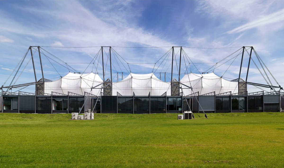 tomravenscroft's tweet image. One of the greats: High-tech pioneer Michael Hopkins has died aged 88 – dezeen.com/2023/06/19/mic… (via @Dezeen)