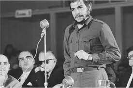 1959- Como parte de una visita a la República Árabe Unida de Egipto, el  Comandante Ernesto Che Guevara recorre el canal de Suez y varias  fábricas.
El Che encabezaba una delegación que viajó a varios países de Asia y África durante casi tres meses.
