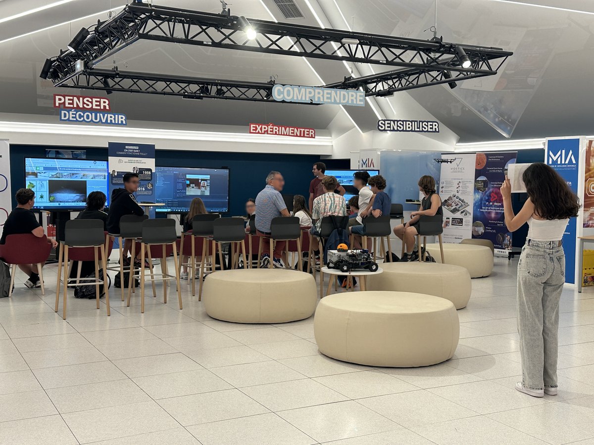 Maison_IA's tweet image. [🎒#visiteMIA] Comment fonctionne le #facetracking (suivi du visage) ?

Journée de découverte de l'IA pour 2 classes du CLG @EmileRouxCLG #LeCannet🎓

➡️Grosse mobilisation de ce CLG avec 7 classes➕de 200 élèves venus à la MIA en juin🦾

👉Visites combinées avec @Terra_Numerica