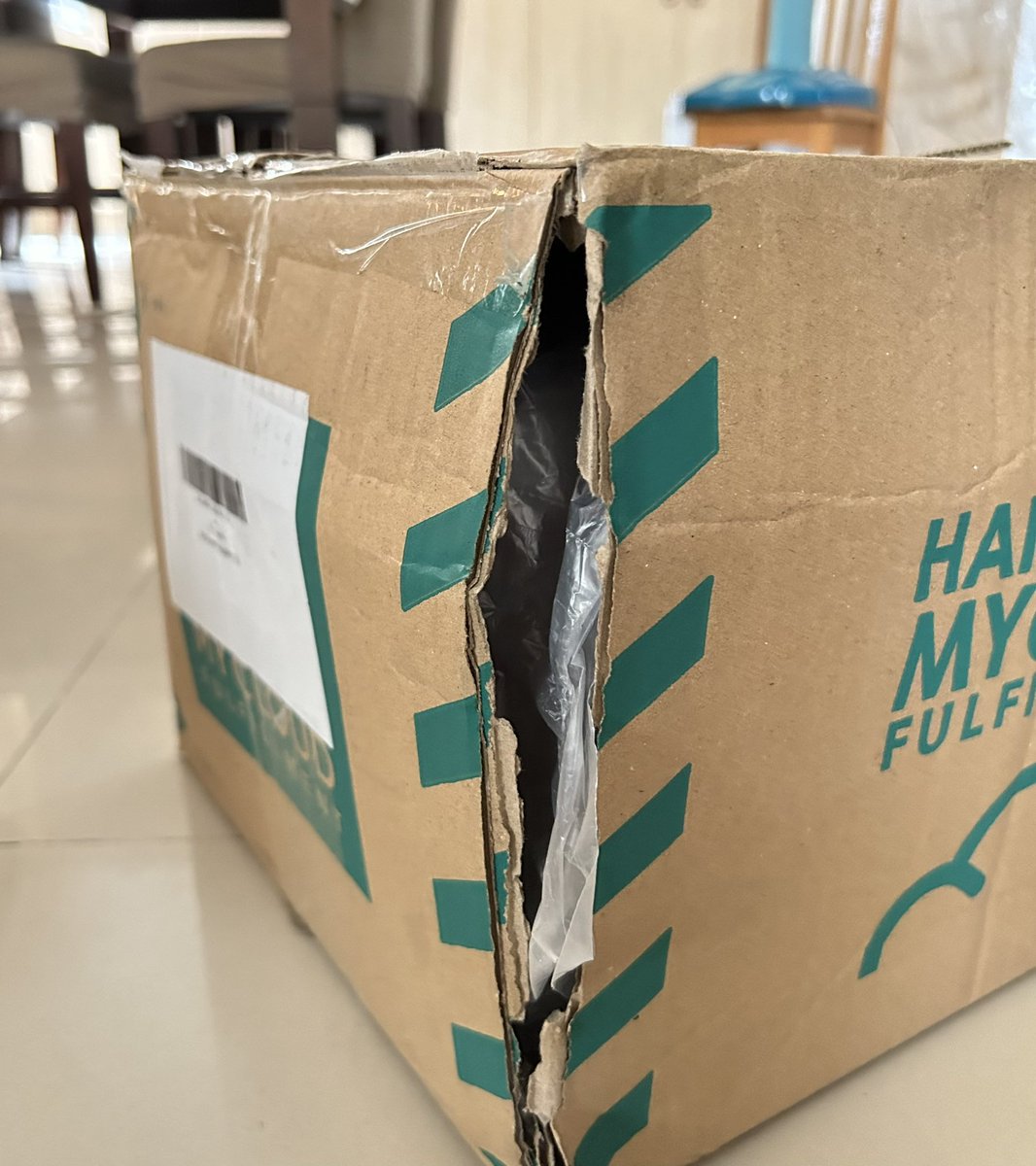 @bbfansign2023 คิดค่าส่งแพงมากแต่สภาพกล่องที่ใส่มานั้นกล่องยุบกล่องขาดมาเลยอ่ะ 👎🏻😡😤
#SourandSweetFanSigninThailand