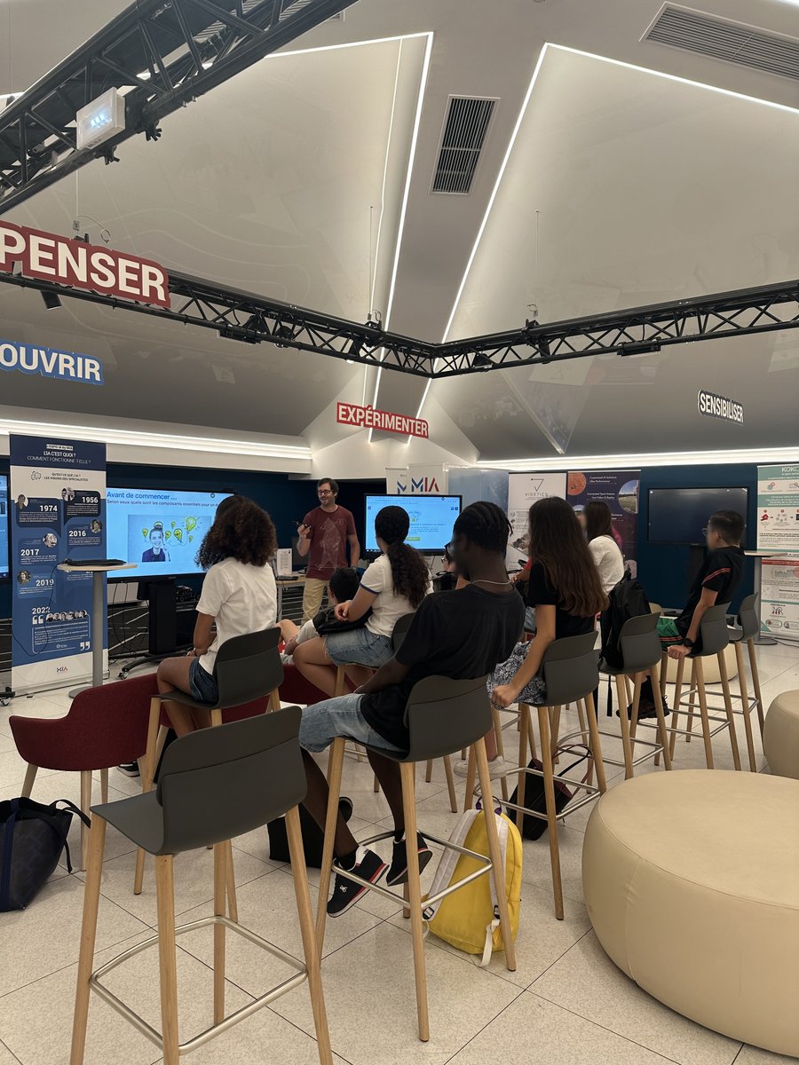 Maison_IA's tweet image. [🎒#visiteMIA] Comment fonctionne le #facetracking (suivi du visage) ?

Journée de découverte de l'IA pour 2 classes du CLG @EmileRouxCLG #LeCannet🎓

➡️Grosse mobilisation de ce CLG avec 7 classes➕de 200 élèves venus à la MIA en juin🦾

👉Visites combinées avec @Terra_Numerica